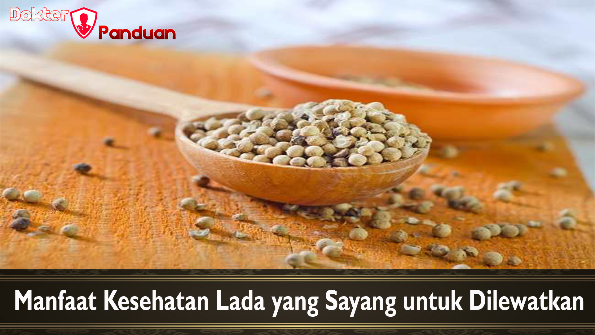 Lada, atau sering disebut merica, adalah salah satu bumbu yang paling umum digunakan di seluruh dunia. Selain memberikan rasa pedas pada hidangan, lada juga memiliki sejumlah manfaat kesehatan yang cukup mengesankan. Banyak orang mungkin tidak menyadari potensi manfaat kesehatan yang dimiliki lada ini. Dalam artikel ini, kita akan menjelajahi manfaat lada bagi kesehatan yang sebaiknya tidak dilewatkan. Kesehatan Lada sebagai Sumber Antioksidan Salah satu manfaat utama lada bagi kesehatan adalah kemampuannya sebagai sumber antioksidan. Lada mengandung senyawa-senyawa antioksidan, termasuk vitamin C dan karotenoid seperti beta-karoten. Antioksidan ini membantu melindungi sel-sel tubuh dari kerusakan akibat radikal bebas, yang dapat menyebabkan berbagai masalah kesehatan, termasuk penuaan dini dan penyakit kronis seperti kanker dan penyakit jantung. Lada hitam, khususnya, mengandung senyawa bernama piperin, yang telah ditemukan memiliki sifat antioksidan yang kuat. Piperin dapat meningkatkan penyerapan nutrisi dalam makanan yang kita konsumsi, membantu tubuh untuk mengambil manfaat maksimal dari nutrisi yang ada dalam makanan. Kesehatan Lada Membantu Meningkatkan Metabolisme Salah satu manfaat lada yang paling terkenal adalah kemampuannya untuk meningkatkan metabolisme tubuh. Senyawa utama dalam lada yang bertanggung jawab atas efek ini adalah piperin. Piperin telah terbukti dapat meningkatkan produksi panas dalam tubuh, yang dikenal sebagai termogenesis. Dengan meningkatkan termogenesis, lada membantu tubuh membakar kalori lebih efisien, yang dapat mendukung usaha penurunan berat badan atau menjaga berat badan yang sehat. Beberapa penelitian juga menunjukkan bahwa piperin dalam lada dapat menghambat pembentukan sel-sel lemak baru, memberikan manfaat tambahan dalam mengontrol berat badan. Lada Memiliki Sifat Anti-inflamasi Lada juga memiliki sifat anti-inflamasi yang dapat membantu mengurangi peradangan dalam tubuh. Peradangan kronis telah dikaitkan dengan berbagai penyakit kronis, seperti arthritis, penyakit jantung, dan bahkan kanker. Senyawa seperti kapsaisin dalam lada merah telah ditemukan efektif dalam mengurangi peradangan. Lada juga dapat membantu mengurangi rasa sakit akibat peradangan. Kapsaisin, misalnya, digunakan dalam berbagai salep dan krim pereda nyeri. Saat dioleskan pada kulit, kapsaisin dapat membantu mengurangi rasa sakit pada sendi dan otot yang meradang. Baca Juga : Manfaat dan Panduan Menjalani Diet Mediterania Lada Mendukung Sistem Pencernaan Lada juga dapat memberikan dukungan bagi sistem pencernaan kita. Hitam khususnya telah ditemukan dapat merangsang produksi asam lambung, yang diperlukan untuk pencernaan makanan dengan baik. Peningkatan asam lambung dapat membantu mencegah masalah pencernaan seperti gangguan pencernaan dan sembelit. Selain itu, lada juga dapat membantu mengurangi gejala gangguan pencernaan seperti kembung dan gas. Senyawa dalam lada merah dapat merangsang pergerakan usus dan membantu mengurangi gejala gangguan pencernaan. Kesimpulan Lada adalah bumbu yang umum digunakan dalam masakan sehari-hari, tetapi banyak orang mungkin tidak menyadari potensi manfaat kesehatan yang dimilikinya. Lada adalah sumber antioksidan yang kuat, membantu meningkatkan metabolisme, memiliki sifat anti-inflamasi, dan mendukung sistem pencernaan. Oleh karena itu, sebaiknya jangan lewatkan manfaat kesehatan yang ditawarkan oleh lada ini. Anda dapat mengintegrasikan lada ke dalam masakan Anda secara teratur untuk mendukung kesehatan Anda secara keseluruhan. Namun, ingatlah bahwa konsumsi lada dalam jumlah berlebihan juga dapat mengganggu kesehatan, jadi gunakan dengan bijak sesuai selera Anda. Lada, atau sering disebut merica, adalah salah satu bumbu yang paling umum digunakan di seluruh dunia. Selain memberikan rasa pedas pada hidangan, lada juga memiliki sejumlah manfaat kesehatan yang cukup mengesankan. Banyak orang mungkin tidak menyadari potensi manfaat kesehatan yang dimiliki lada ini. Dalam artikel ini, kita akan menjelajahi manfaat lada bagi kesehatan yang sebaiknya tidak dilewatkan. Kesehatan Lada sebagai Sumber Antioksidan Salah satu manfaat utama lada bagi kesehatan adalah kemampuannya sebagai sumber antioksidan. Lada mengandung senyawa-senyawa antioksidan, termasuk vitamin C dan karotenoid seperti beta-karoten. Antioksidan ini membantu melindungi sel-sel tubuh dari kerusakan akibat radikal bebas, yang dapat menyebabkan berbagai masalah kesehatan, termasuk penuaan dini dan penyakit kronis seperti kanker dan penyakit jantung. Lada hitam, khususnya, mengandung senyawa bernama piperin, yang telah ditemukan memiliki sifat antioksidan yang kuat. Piperin dapat meningkatkan penyerapan nutrisi dalam makanan yang kita konsumsi, membantu tubuh untuk mengambil manfaat maksimal dari nutrisi yang ada dalam makanan. Kesehatan Lada Membantu Meningkatkan Metabolisme Salah satu manfaat lada yang paling terkenal adalah kemampuannya untuk meningkatkan metabolisme tubuh. Senyawa utama dalam lada yang bertanggung jawab atas efek ini adalah piperin. Piperin telah terbukti dapat meningkatkan produksi panas dalam tubuh, yang dikenal sebagai termogenesis. Dengan meningkatkan termogenesis, lada membantu tubuh membakar kalori lebih efisien, yang dapat mendukung usaha penurunan berat badan atau menjaga berat badan yang sehat. Beberapa penelitian juga menunjukkan bahwa piperin dalam lada dapat menghambat pembentukan sel-sel lemak baru, memberikan manfaat tambahan dalam mengontrol berat badan. Lada Memiliki Sifat Anti-inflamasi Lada juga memiliki sifat anti-inflamasi yang dapat membantu mengurangi peradangan dalam tubuh. Peradangan kronis telah dikaitkan dengan berbagai penyakit kronis, seperti arthritis, penyakit jantung, dan bahkan kanker. Senyawa seperti kapsaisin dalam lada merah telah ditemukan efektif dalam mengurangi peradangan. Lada juga dapat membantu mengurangi rasa sakit akibat peradangan. Kapsaisin, misalnya, digunakan dalam berbagai salep dan krim pereda nyeri. Saat dioleskan pada kulit, kapsaisin dapat membantu mengurangi rasa sakit pada sendi dan otot yang meradang. Baca Juga : Manfaat dan Panduan Menjalani Diet Mediterania Lada Mendukung Sistem Pencernaan Lada juga dapat memberikan dukungan bagi sistem pencernaan kita. Hitam khususnya telah ditemukan dapat merangsang produksi asam lambung, yang diperlukan untuk pencernaan makanan dengan baik. Peningkatan asam lambung dapat membantu mencegah masalah pencernaan seperti gangguan pencernaan dan sembelit. Selain itu, lada juga dapat membantu mengurangi gejala gangguan pencernaan seperti kembung dan gas. Senyawa dalam lada merah dapat merangsang pergerakan usus dan membantu mengurangi gejala gangguan pencernaan. Kesimpulan Lada adalah bumbu yang umum digunakan dalam masakan sehari-hari, tetapi banyak orang mungkin tidak menyadari potensi manfaat kesehatan yang dimilikinya. Lada adalah sumber antioksidan yang kuat, membantu meningkatkan metabolisme, memiliki sifat anti-inflamasi, dan mendukung sistem pencernaan. Oleh karena itu, sebaiknya jangan lewatkan manfaat kesehatan yang ditawarkan oleh lada ini. Anda dapat mengintegrasikan lada ke dalam masakan Anda secara teratur untuk mendukung kesehatan Anda secara keseluruhan. Namun, ingatlah bahwa konsumsi lada dalam jumlah berlebihan juga dapat mengganggu kesehatan, jadi gunakan dengan bijak sesuai selera Anda.